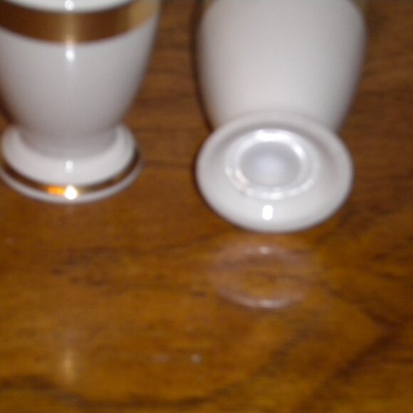 LENOX LOWELL SALT & Pepper  SHAKER BEAUTIFUL - Picture 3 of 3
